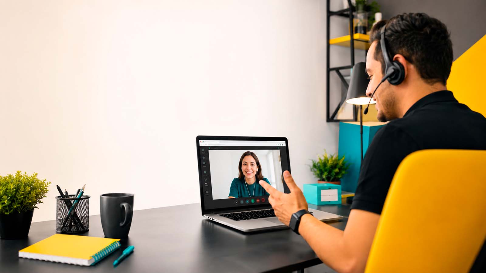 Asesor atendiendo a una clienta mediante videollamada