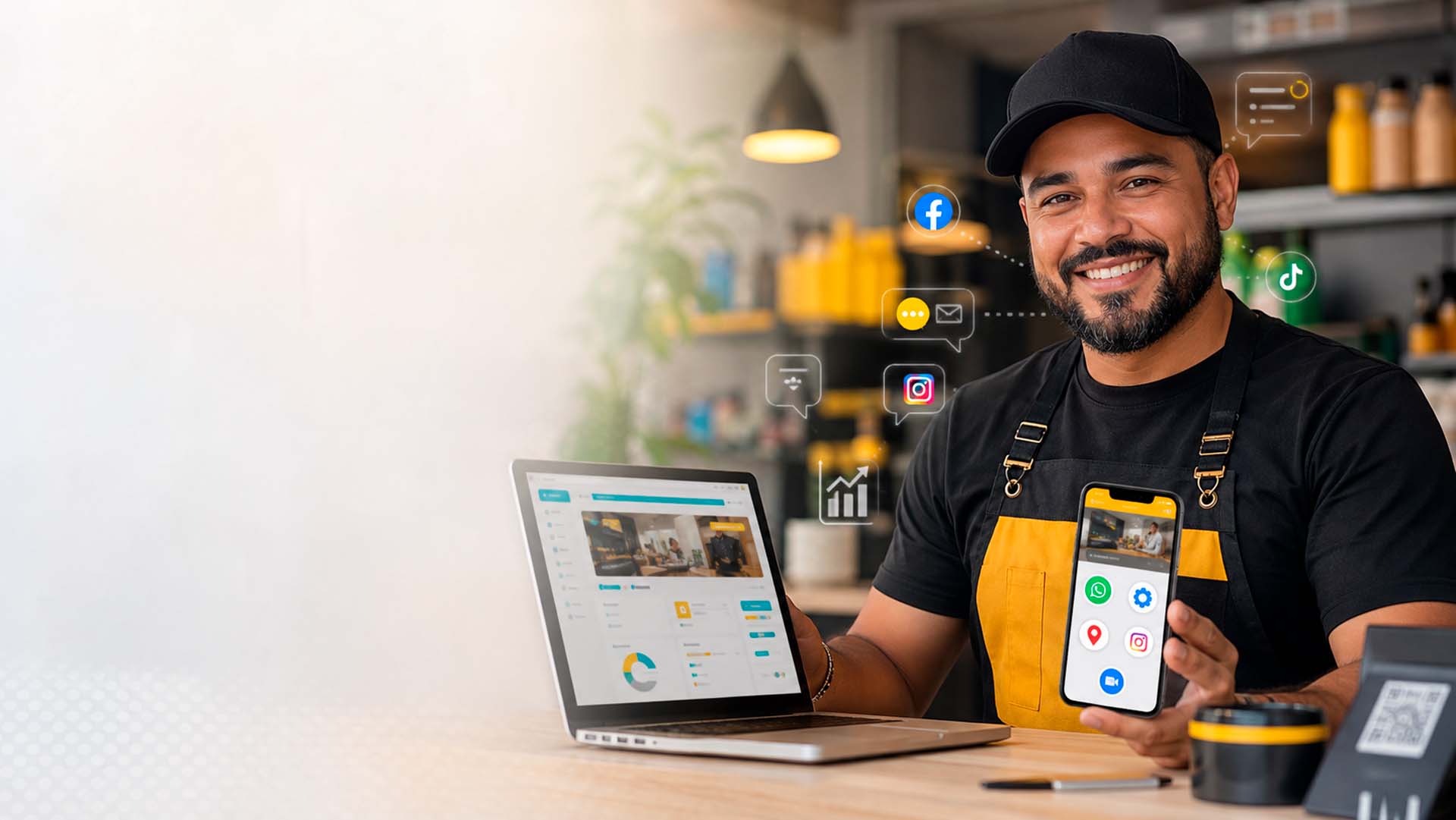 Comerciante mostrando herramientas de marketing digital en su negocio